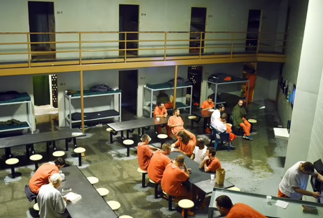 獄警收錢故意開門放男囚進入女子監獄，導致多名女囚遭性侵