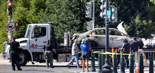 行径诡异……男子驾车撞向美国国会路障后开枪自杀！