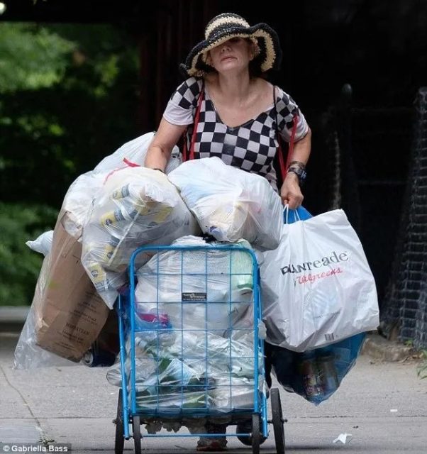 71岁捡垃圾奶奶竟是千万富豪! 母亲外交官丈夫银行高管 她却每天攒瓶盖塑料袋…