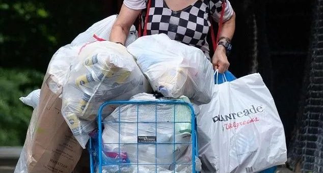 71岁捡垃圾奶奶竟是千万富豪! 母亲外交官丈夫银行高管 她却每天攒瓶盖塑料袋…