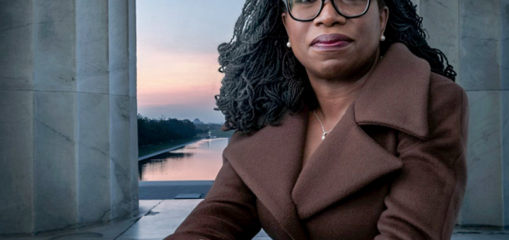 世界级摄影师的美国黑人女法官相片翻车了，原因竟是太黑了？