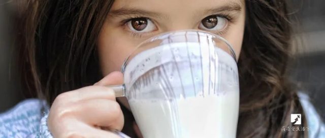 早上喝牛奶会更好吗？5个喝牛奶的误区，误导了我们很多年