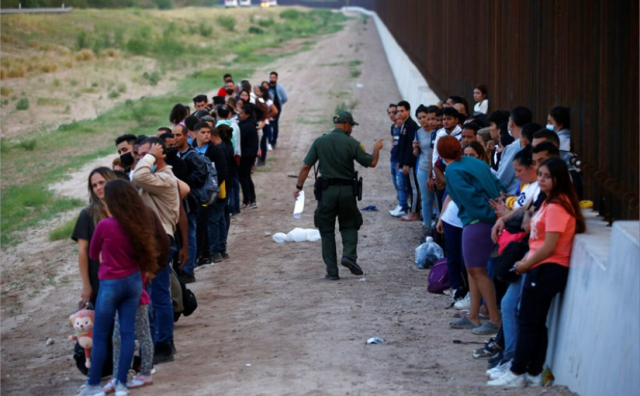 暴增245%！美国超200万非法移民涌入，多地进入紧急状态！