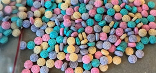 “每个父母最糟糕的噩梦”纽约查获1.5万颗伪装成糖果的彩虹芬太尼。