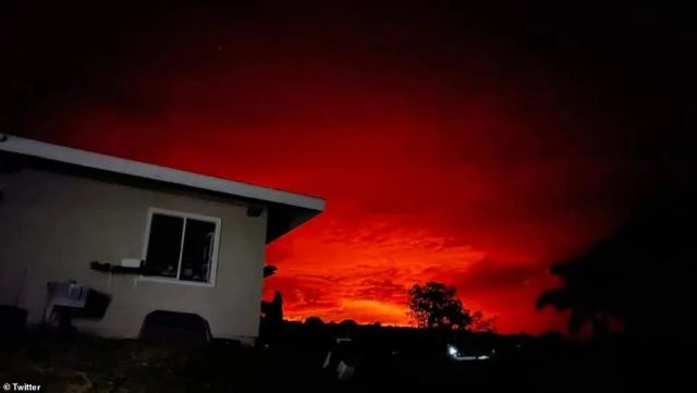 刚刚! 夏威夷火山疯狂喷发 熔岩还在蔓延 十几场地震连轰! 血色天空如末日 居民恐慌撤离！