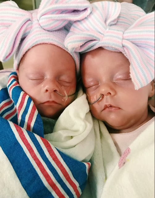 神奇！双胞胎女婴在子宫内发来求助“信号”