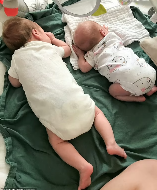 神奇！双胞胎女婴在子宫内发来求助“信号”