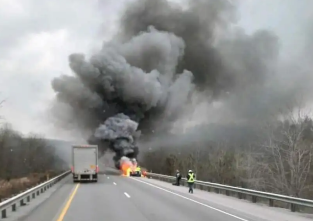 刚买一周的Tesla 美国高速公路上烧成灰; 无预警突然自燃 反复烧扑不灭