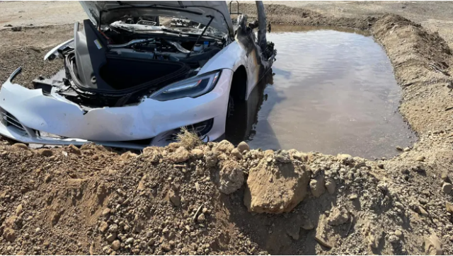 刚买一周的Tesla 美国高速公路上烧成灰; 无预警突然自燃 反复烧扑不灭