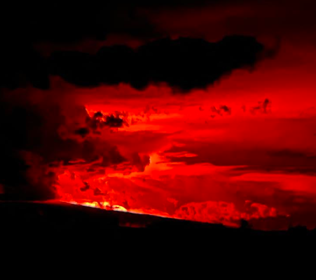 刚刚! 夏威夷火山疯狂喷发 熔岩还在蔓延 十几场地震连轰! 血色天空如末日 居民恐慌撤离！