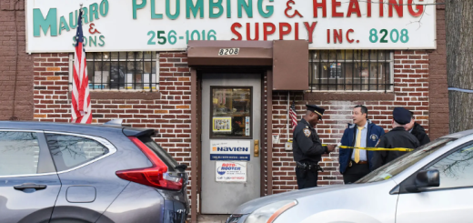 纽约男性“女子”捅死61岁父亲捅伤妹妹，还报警说遭入室抢劫。