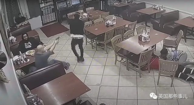 劫匪持假枪抢劫餐厅，被顾客9连击反杀。网友：顾客是杀人犯
