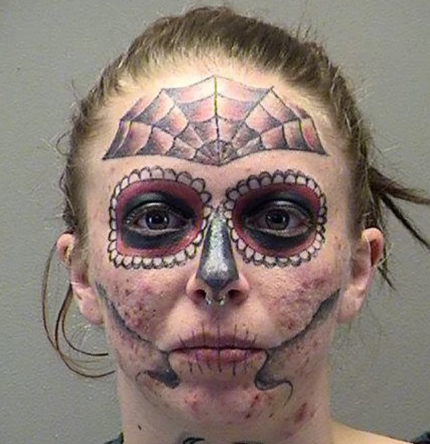 四年前美国妹子满脸纹身的入狱照被疯传，如今她终于醒悟，除掉了纹身...