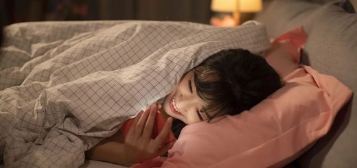 長期在睡前玩手機的人，用不了多久，這四個「痛苦」或許會落你身上！
