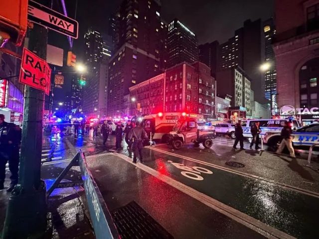 跨年惊魂! 时代广场游客被捅 狂飙鲜血 嫌犯持17cm刀砍警察头! 突发枪响1死9伤