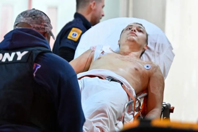 跨年驚魂! 時代廣場遊客被捅 狂飆鮮血 嫌犯持17cm刀砍警察頭! 突發槍響1死9傷