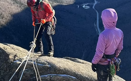 惨剧! 工程师携妻爬山 登顶拍照 坠落900英尺悬崖 当场死亡!