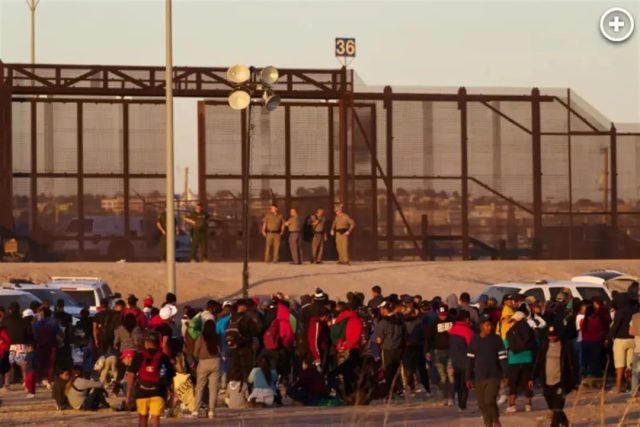 「讓孩子先去」數千移民聽謠言湧入邊境,抱起孩子就扔過河。
