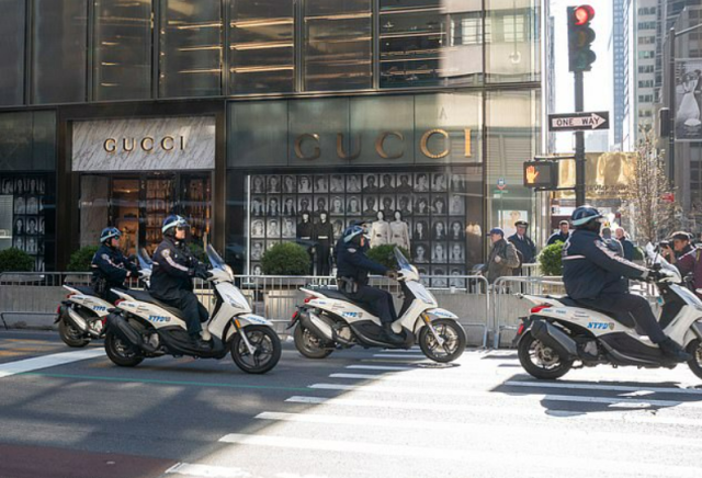 川普被捕？！纽约出动36,000名警察防止暴乱，法院旁传炸弹威胁！