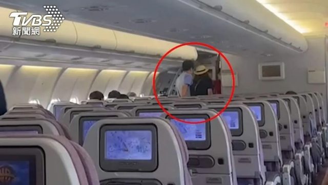 炸了! 华人空姐因未讲外语被乘客暴骂 当众被辱