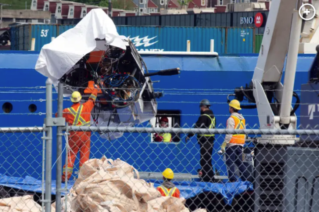 现场! 刚刚! 泰坦残骸被打捞上岸落地加拿大! “内爆”原因找到了?