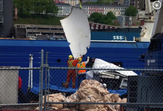 现场! 刚刚! 泰坦残骸被打捞上岸落地加拿大! “内爆”原因找到了?