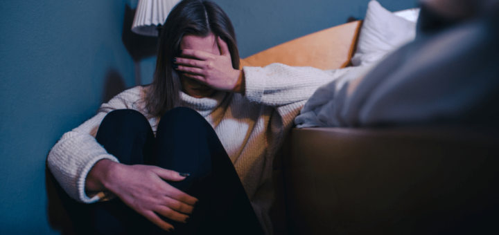 女子玩男友手机意外发现自己熟睡时被男友性侵视频，最终却因为“愧疚”而自尽？
