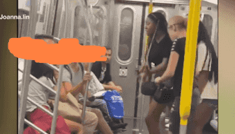 活该！华人地铁上被黑女暴打侮辱,事后还"怂"着说"不认为是仇恨犯罪",黑女"误会"。