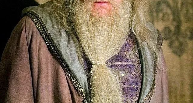 哈利波特魔法學校校長鄧布利多演員病逝，網友：霍格沃茨又再少一個守護者了...