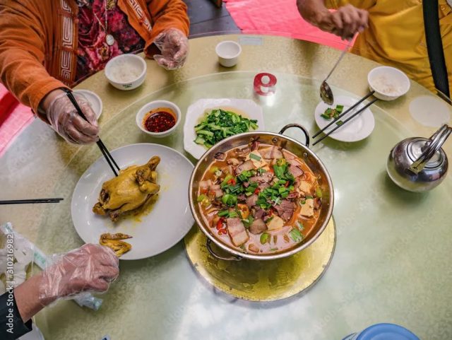 美國網友在中餐廳吃飯，服務員居然遞過來幾個