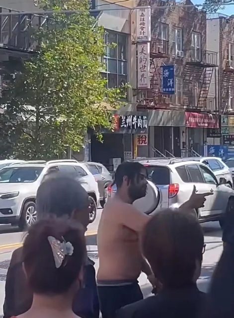 罕见暴力事件！纽约华人区多名华人男子群殴黑人，原因引发争论！