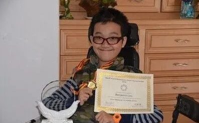 華裔「霍金」創造奇蹟 考上麻省理工 經歷4次大手術 終身坐輪椅