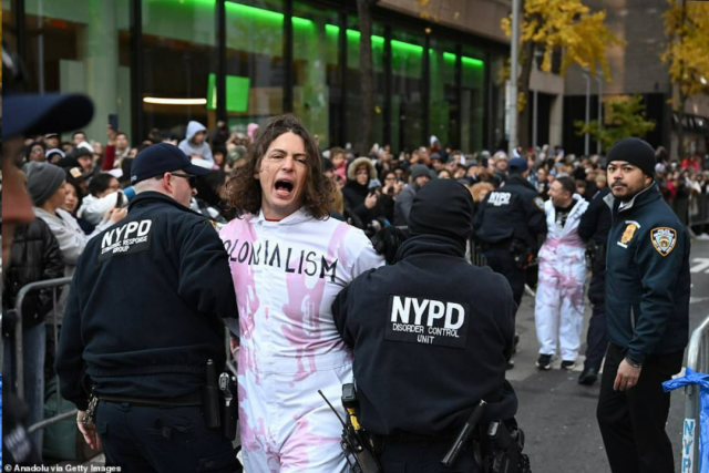 美国感恩节游行失控！抗议者涌入，身上洒“血”，尖叫阻挡前行！