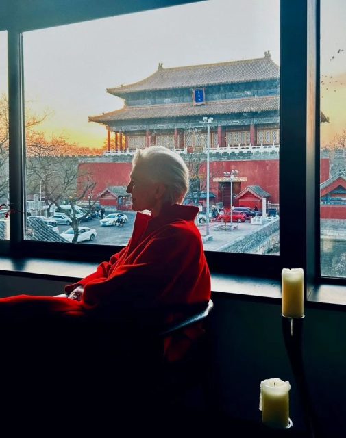 马斯克75岁母亲中国行，三个城市都做了同一件事