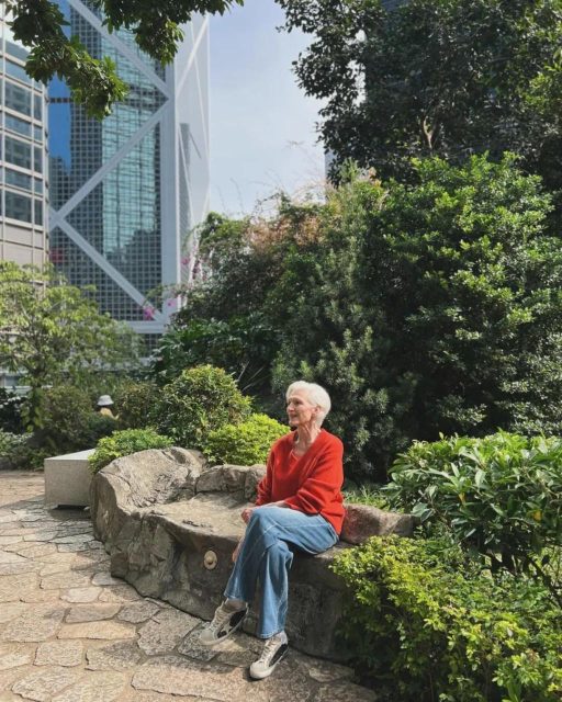 马斯克75岁母亲中国行，三个城市都做了同一件事