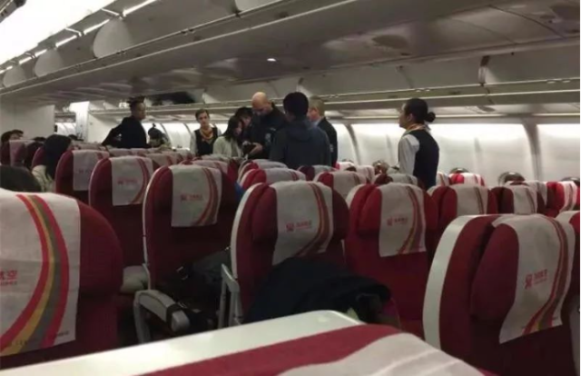 坐飞机要小心了！华人机上被盗30万 乘客熟睡休息时 犯罪集团正在翻包作案
