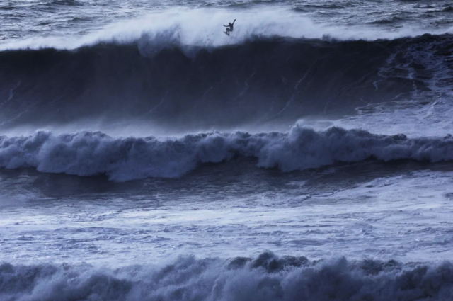 突发! 美西海岸惊现12米高巨浪 如海啸般卷走20人! 离岸流被冲上岸! 更恐怖的是...