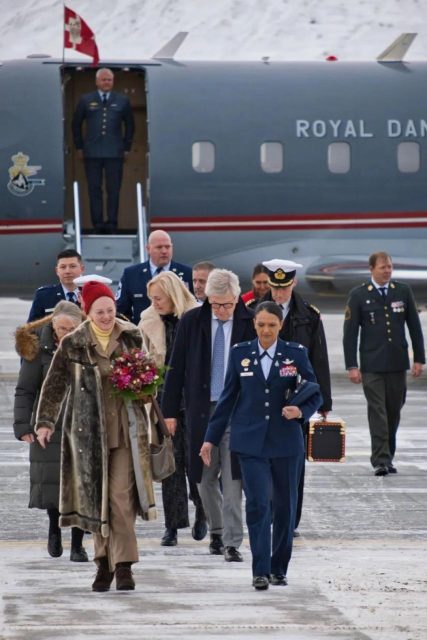 丹麦女王突然宣布退位，把王位让给等待52年的王储，网友：是要平息王储出轨丑闻？！
