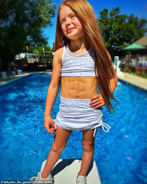 美國7歲兒童選美冠軍練出6塊腹肌，媽媽稱一切是孩子自願，網友：不信！