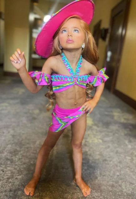 美国7岁儿童选美冠军练出6块腹肌，妈妈称一切是孩子自愿，网友：不信！