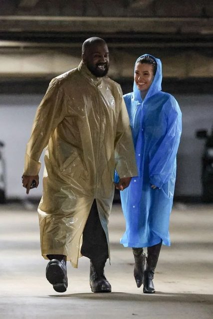 他又發癲！換85萬美元的假牙，和妻子穿雨衣上街秀恩愛，裡面卻什麼都沒穿？！
