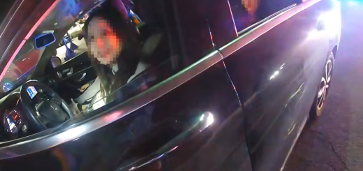 美国华人女子开奔驰酒驾遇警察 遭盘查嗲声嗲气 最后被抓上铐 视频疯传 网友歪楼