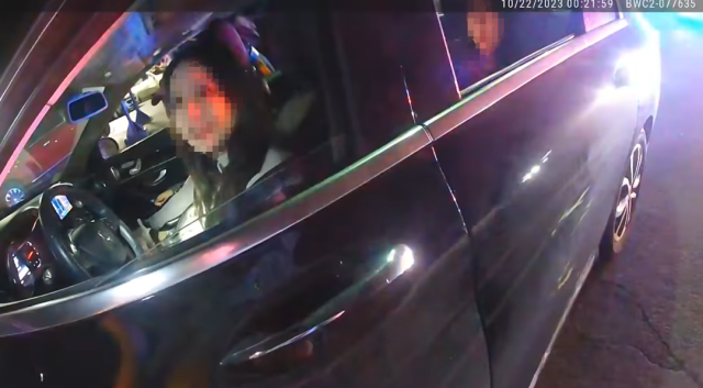 美国华人女子开奔驰酒驾遇警察 遭盘查嗲声嗲气 最后被抓上铐 视频疯传 网友歪楼