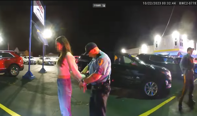 美國華人女子開賓士酒駕遇警察 遭盤查嗲聲嗲氣 最後被抓上銬 視頻瘋傳 網友歪樓