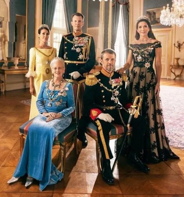 丹麥女王突然宣布退位，把王位讓給等待52年的王儲，網友：是要平息王儲出軌醜聞？！