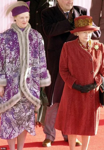 丹麦女王突然宣布退位，把王位让给等待52年的王储，网友：是要平息王储出轨丑闻？！