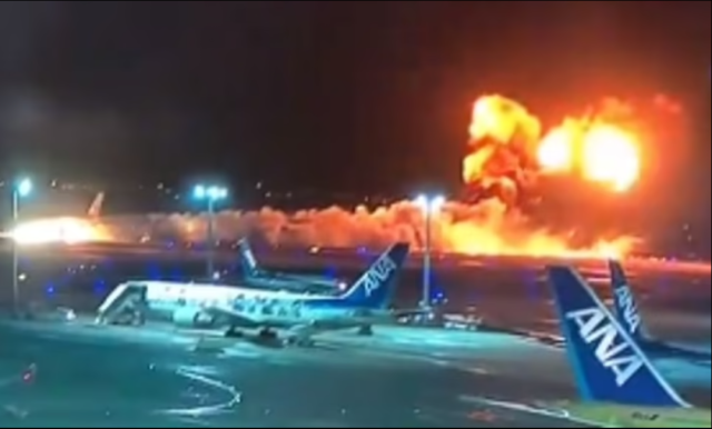 突发空难！载379人客机降落时相撞 秒变巨大火球 烧成灰烬 飞机爆炸