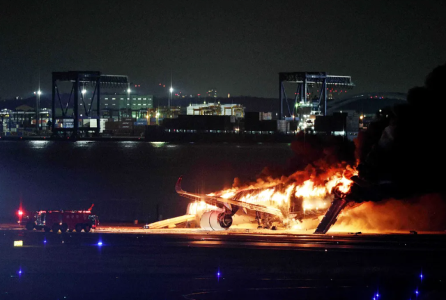 突发空难！载379人客机降落时相撞 秒变巨大火球 烧成灰烬 飞机爆炸