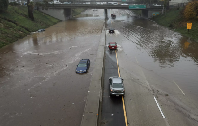 聖地亞哥進入緊急狀態，創紀錄暴雨全城癱瘓，數百人求救