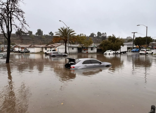 圣地亚哥进入紧急状态，创纪录暴雨全城瘫痪，数百人求救
